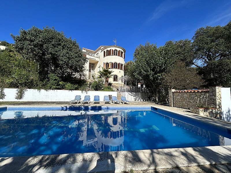 Casa torre de 3 plantas con gran piscina 6x12m