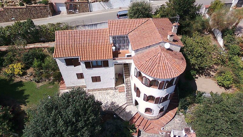 Casa torre de 3 plantas con gran piscina 6x12m