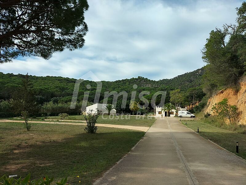 Ferme de 18 500 m2 avec trois maisons indépendantes, piscine et terrain de football