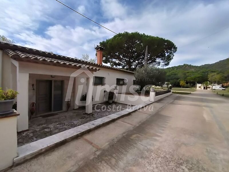 Ferme de 18 500 m2 avec trois maisons indépendantes, piscine et terrain de football