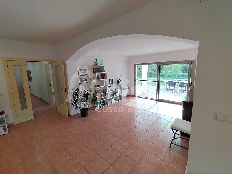 Finca de 18,500 m2 amb tres cases independents, piscina i camp de futbol