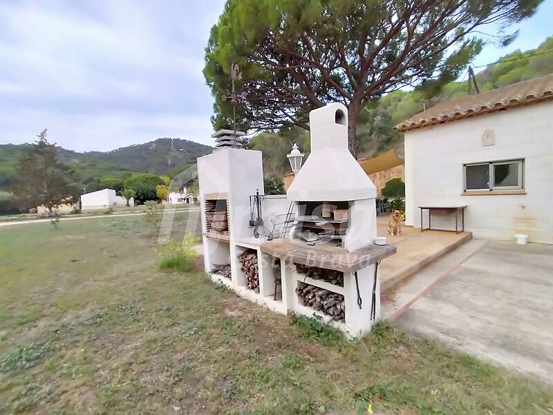 Finca de 18,500 m2 amb tres cases independents, piscina i camp de futbol