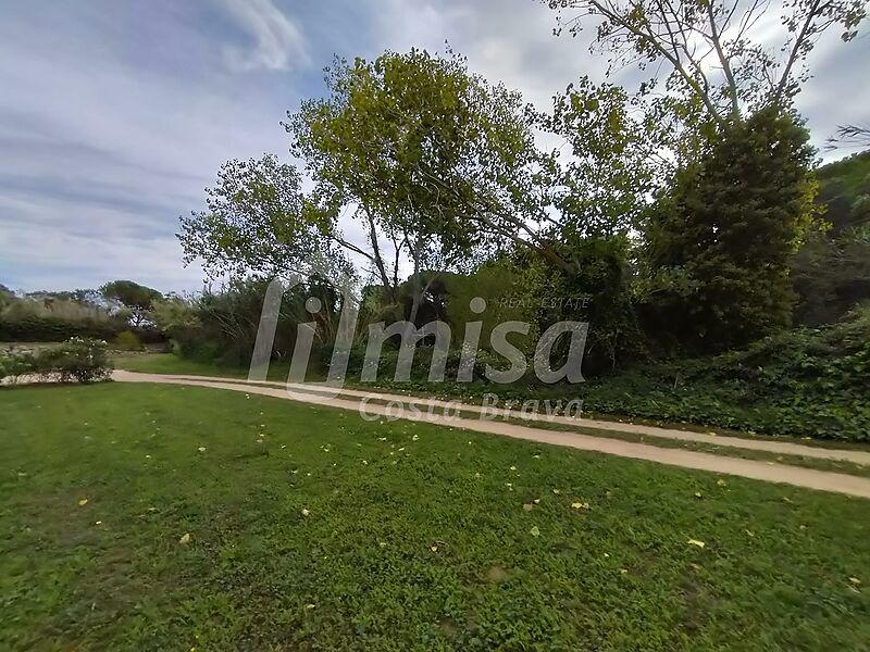 Finca de 18,500 m2 amb tres cases independents, piscina i camp de futbol
