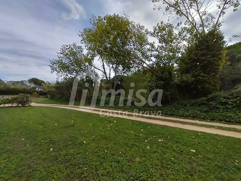 Ferme de 18 500 m2 avec trois maisons indépendantes, piscine et terrain de football