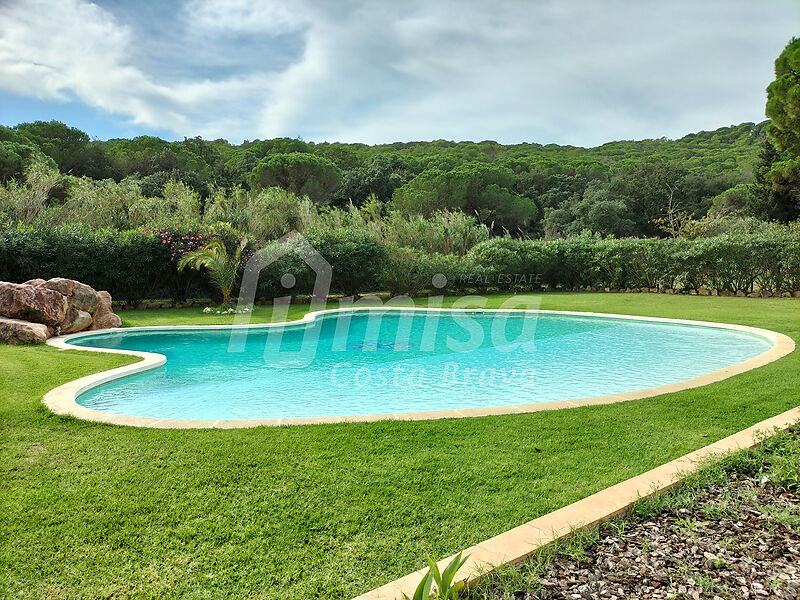 Finca de 18,500 m2 amb tres cases independents, piscina i camp de futbol