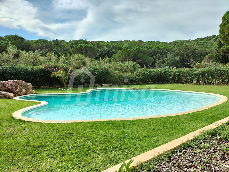 Ferme de 18 500 m2 avec trois maisons indépendantes, piscine et terrain de football