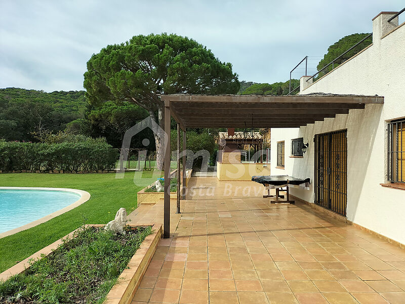 Finca de 18,500 m2 amb tres cases independents, piscina i camp de futbol