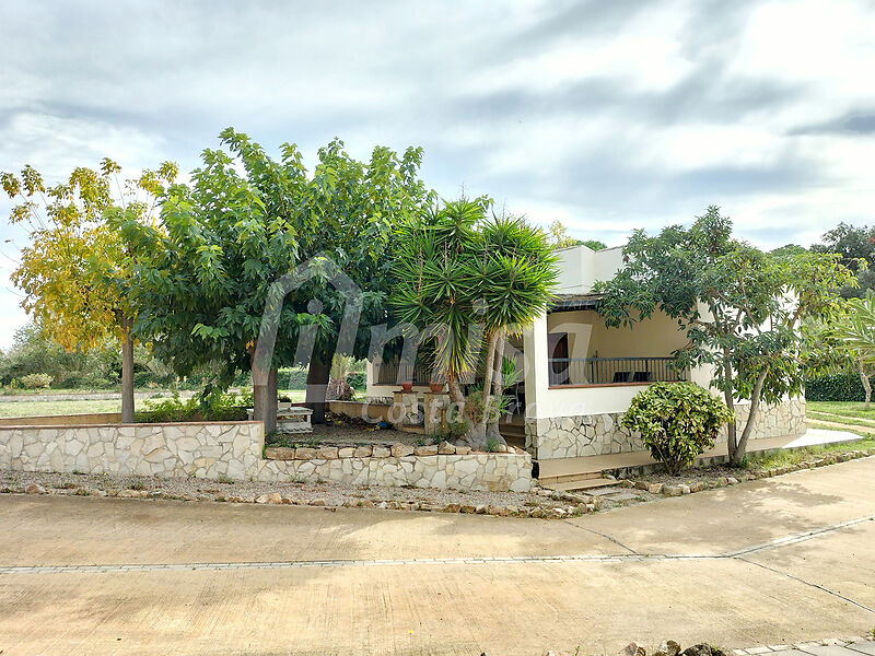 Finca de 18,500 m2 amb tres cases independents, piscina i camp de futbol