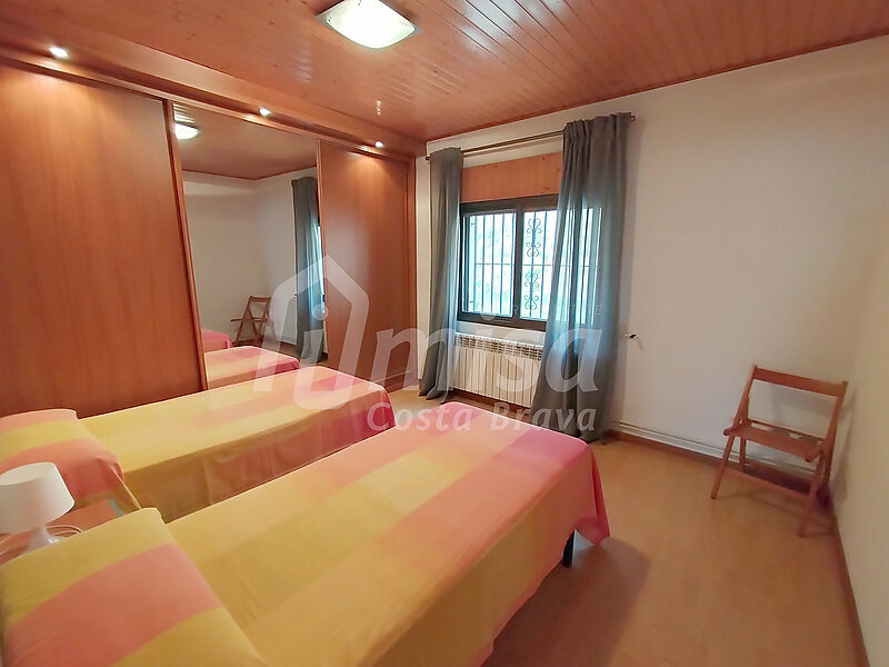 Finca de 18,500 m2 amb tres cases independents, piscina i camp de futbol
