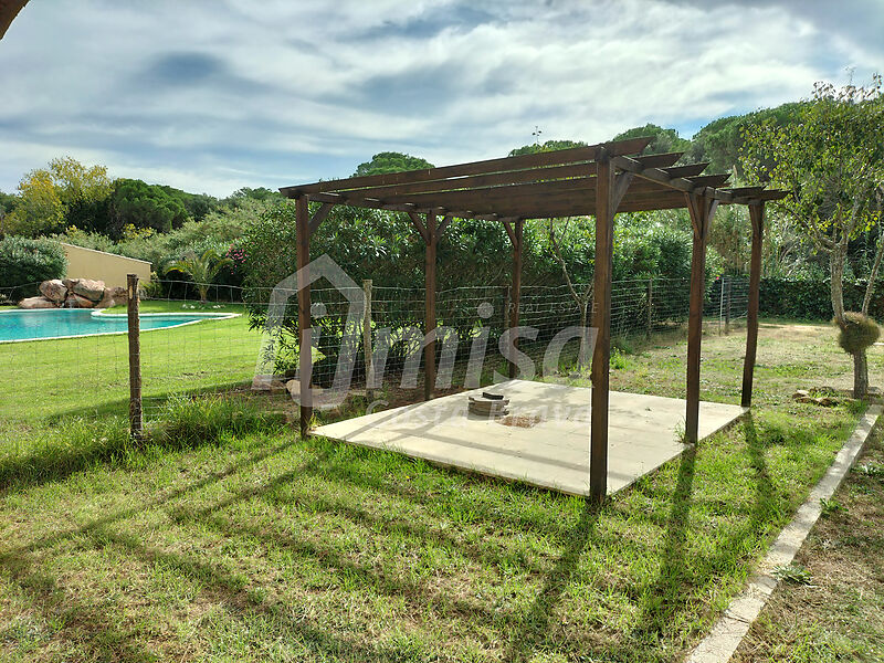 Finca de 18,500 m2 amb tres cases independents, piscina i camp de futbol