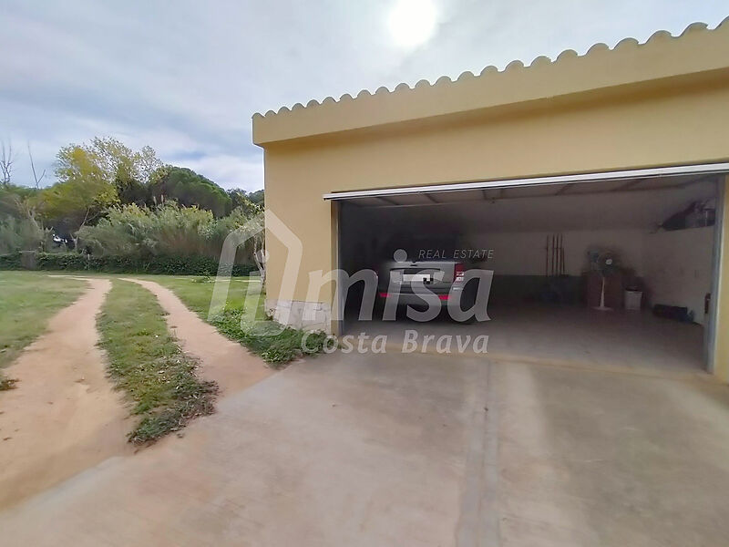 Finca de 18,500 m2 amb tres cases independents, piscina i camp de futbol