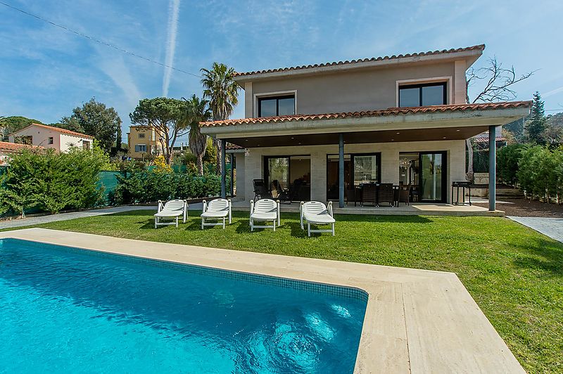 Modern villa for holiday rental Waterfall house, in the centre of the Costa Brava