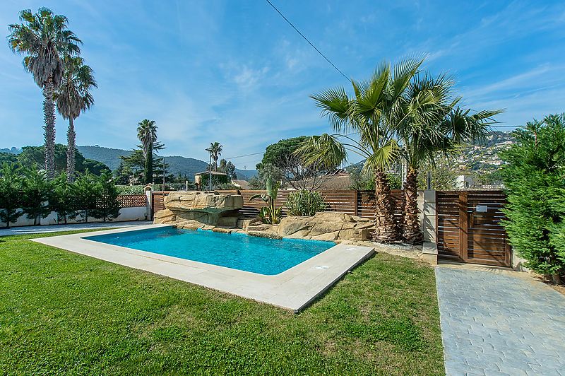 Moderne Villa zur Ferienvermietung Wasserfallhaus, im Zentrum der Costa Brava
