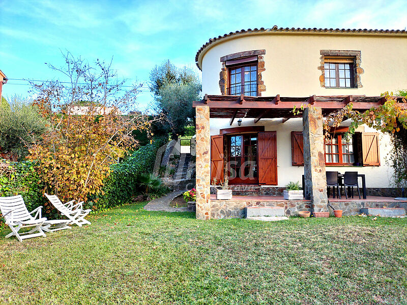 Doppelhaushälfte mit 2 Schlafzimmern, Garten und schöner Aussicht