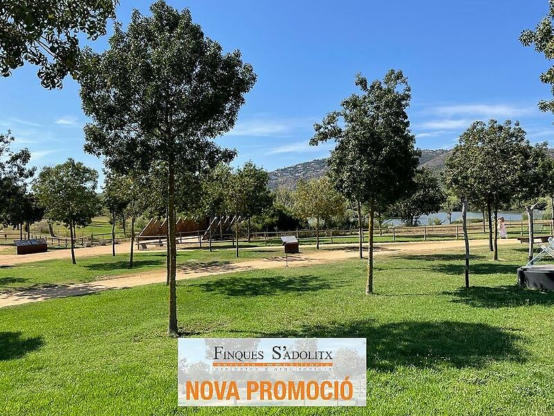 Planta Baixa de 110m2, 4 habitacions (una suite), 2 banys, cuina, saló menjador, jardí privat de 124m2, plaça de pk i traster.