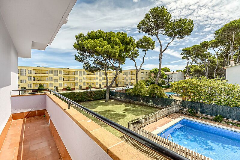 ENORME CASA A PALS EN PRIMERA LÍNIA DE MAR, ASCENSOR I PISCINA.