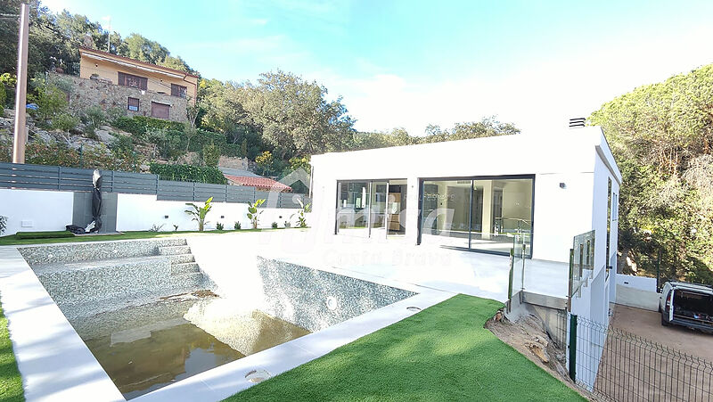 Casa de nueva construcción con piscina en Calonge