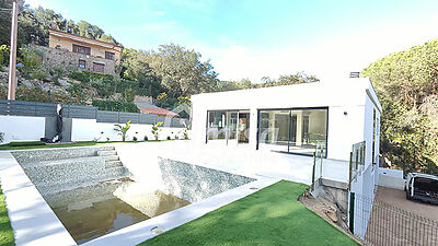 Casa de nova construcció amb piscina a Calonge