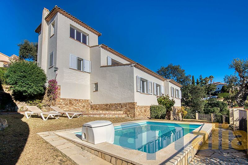 Ein hübsches Haus mit Meerblick, ganz in der Nähe dem Dorf von Castell d'Aro