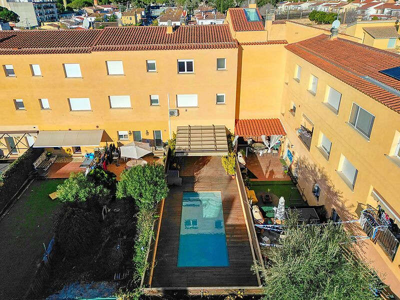Casa adossada amb piscina al centre de Santa Cristina d'Aro