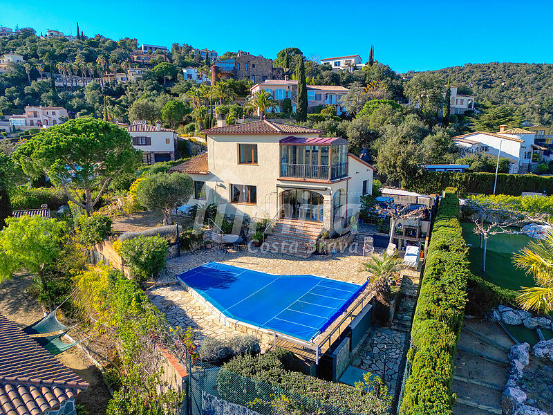 Belle maison avec vues panoramiques et piscine