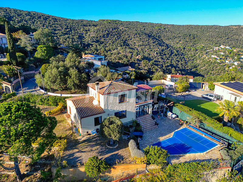 Charming House with Panoramic Views and Pool