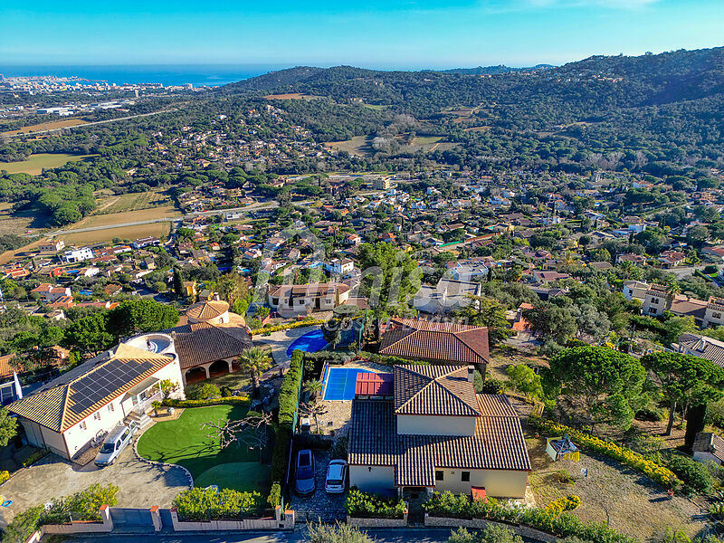 Encantadora casa con vistas panorámicas y piscina