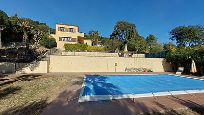 Villa dans un endroit calme de la Costa Brava avec piscine et grand terrain