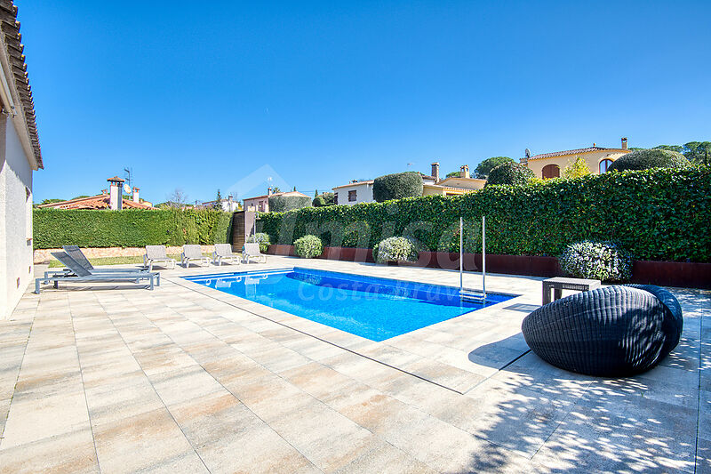 Completely renovated and very sunny bungalow with pool in Costa Brava