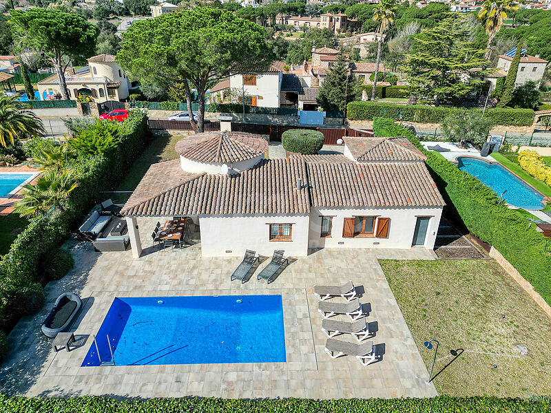 Completamente reformada casa de una sola planta con piscina, muy soleada, en Costa Brava