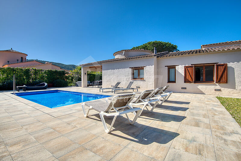 Completely renovated and very sunny bungalow with pool in Costa Brava