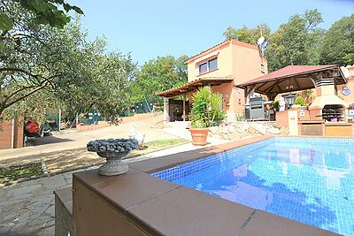 Refugio natural en Calonge: encantadora casa de campo con piscina