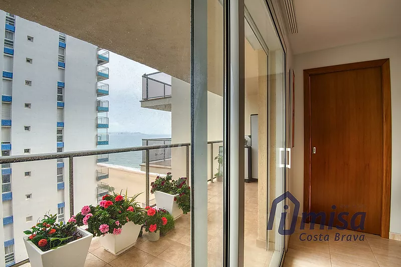 Apartment an der Strandpromenade von Platja d'Aro in perfektem Zustand mit Aufzug