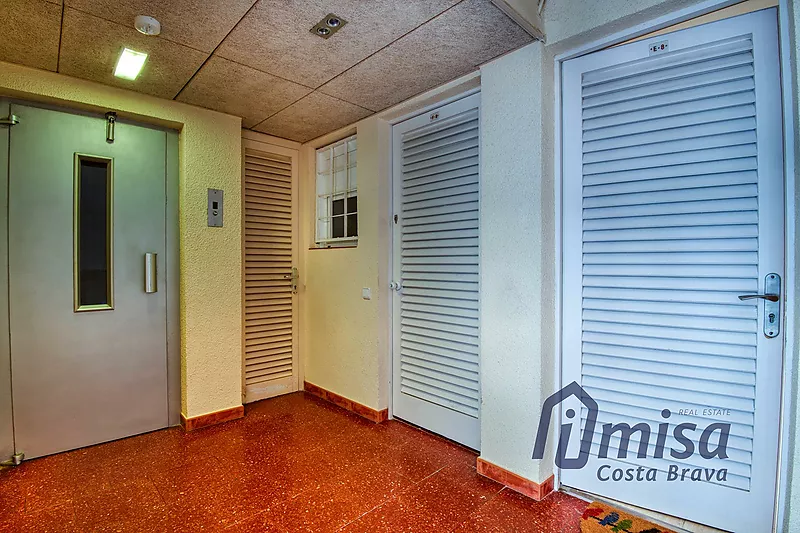 Apartment an der Strandpromenade von Platja d'Aro in perfektem Zustand mit Aufzug