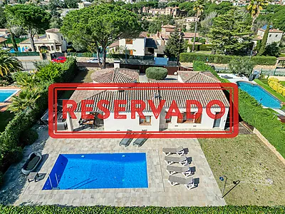 Completamente reformada casa de una sola planta con piscina, muy soleada, en Costa Brava