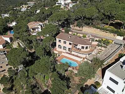 Villa con vista al mar, 4 dormitorios, piscina y licencia turística a 3 km del pueblo.