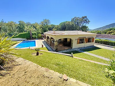 Casa en la Costa Brava: encanto y confort con piscina y jardín