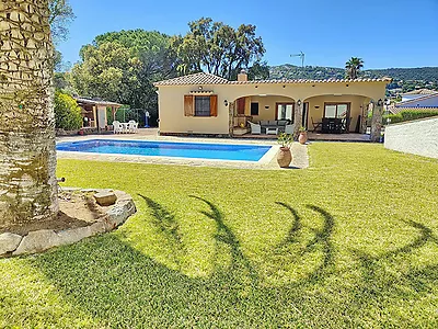 Casa en la Costa Brava: encanto y confort con piscina y jardín