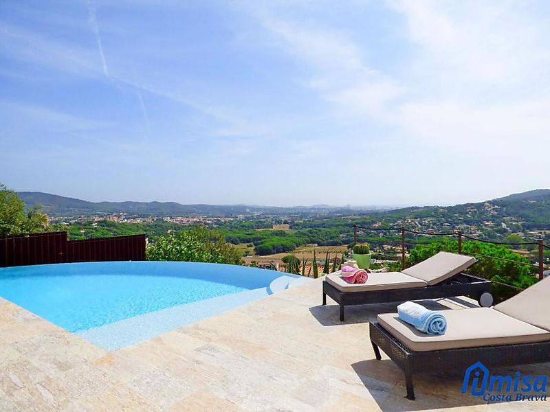 MODERNES HAUS mit fantastischem Meerblick.