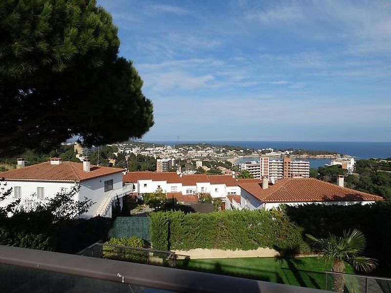 Exclusiva casa d obra nova a S Agaró (Costa Brava), a menys d 1km de la platja de Sant Pol i amb vistes a mar.