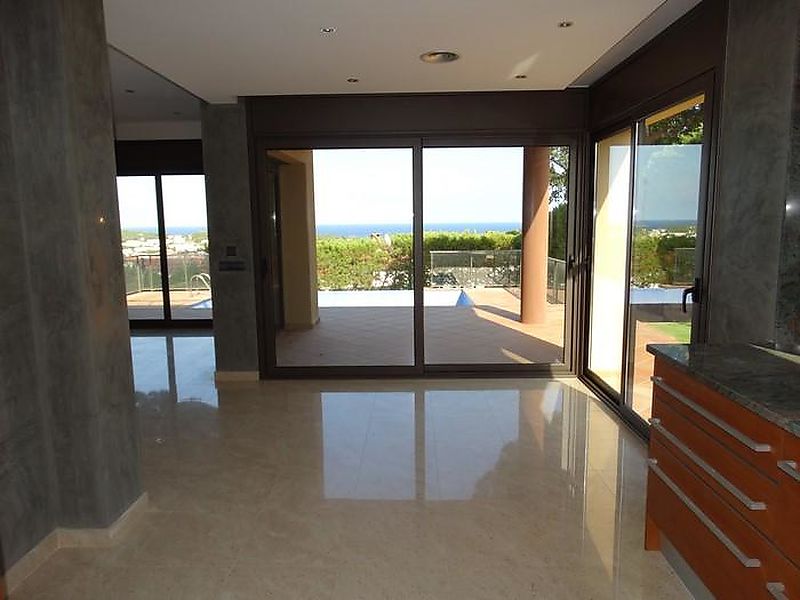 Exclusiva casa d obra nova a S Agaró (Costa Brava), a menys d 1km de la platja de Sant Pol i amb vistes a mar.