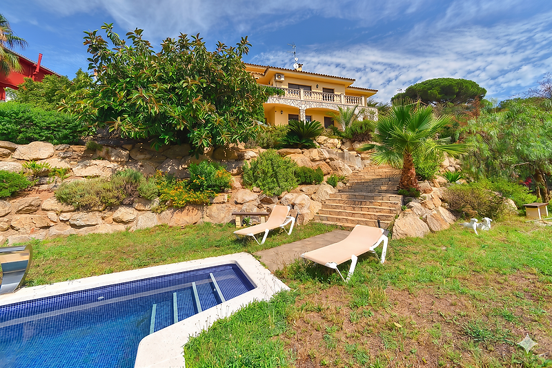 Fantástica propiedad cercana a Calonge, con bonitas vistas al mar y pueblo, jardín y gran piscina. Ideal para 2 familias.