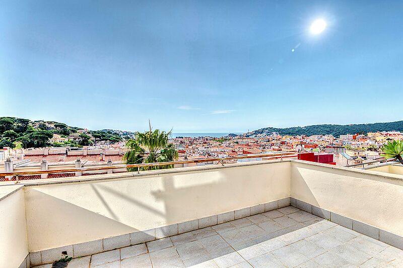 Semi-detached house with terraces and pool.- Sant Feliu de Guíxols