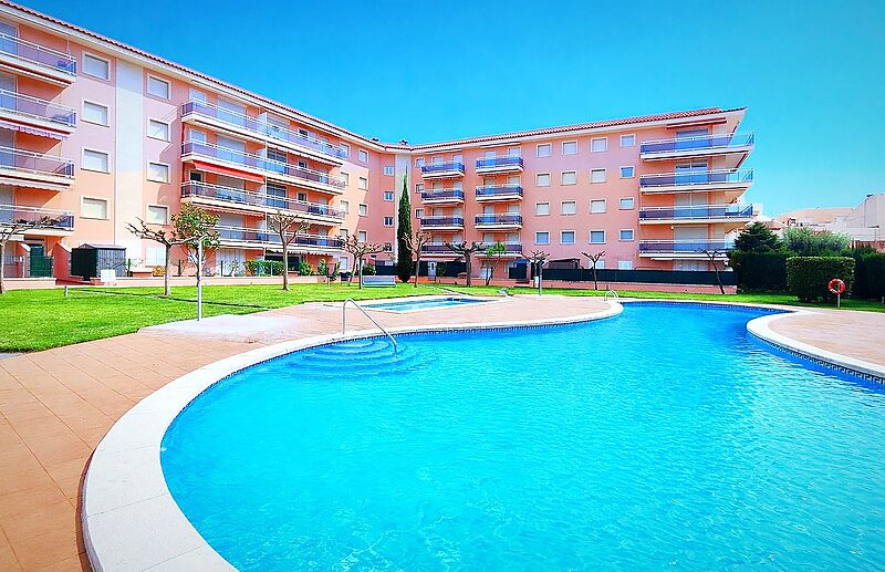Planta baixa amb jard&iacute;, piscina i llic&egrave;ncia tur&iacute;stica a pocs passos de la platja.