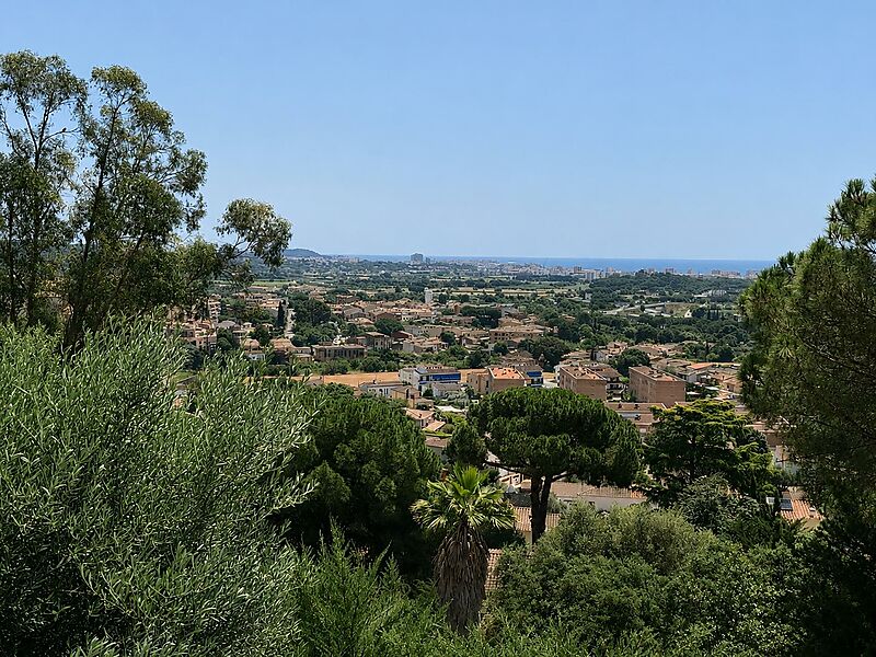 Parcel·la urbana de 852 m a Mas Ambrós (Calonge) amb vistes panoràmiques al mar.