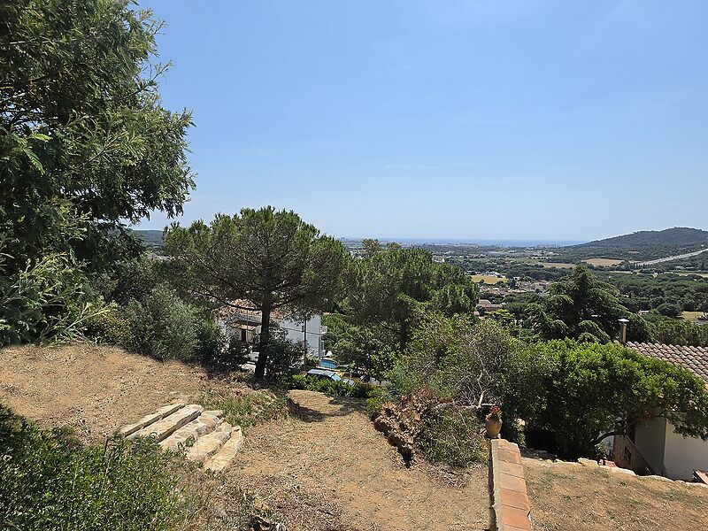 Parcel·la urbana de 852 m a Mas Ambrós (Calonge) amb vistes panoràmiques al mar.