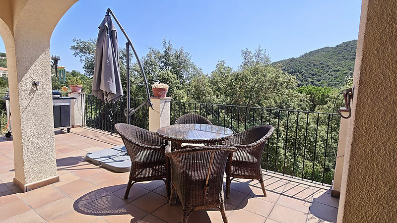 Villa avec vue sur Les Gavarres, piscine et licence touristique