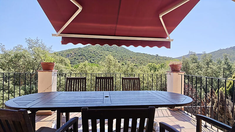 Villa avec vue sur Les Gavarres, piscine et licence touristique