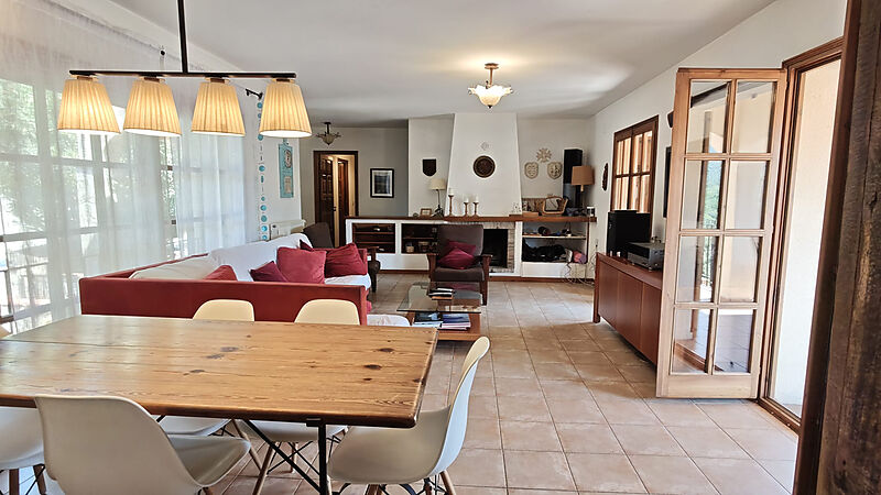 Villa avec vue sur Les Gavarres, piscine et licence touristique