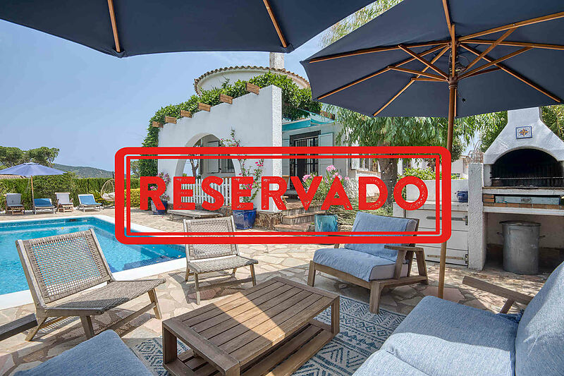 Villa de 3 chambres enti&egrave;rement r&eacute;nov&eacute;e avec piscine et avec permis de location